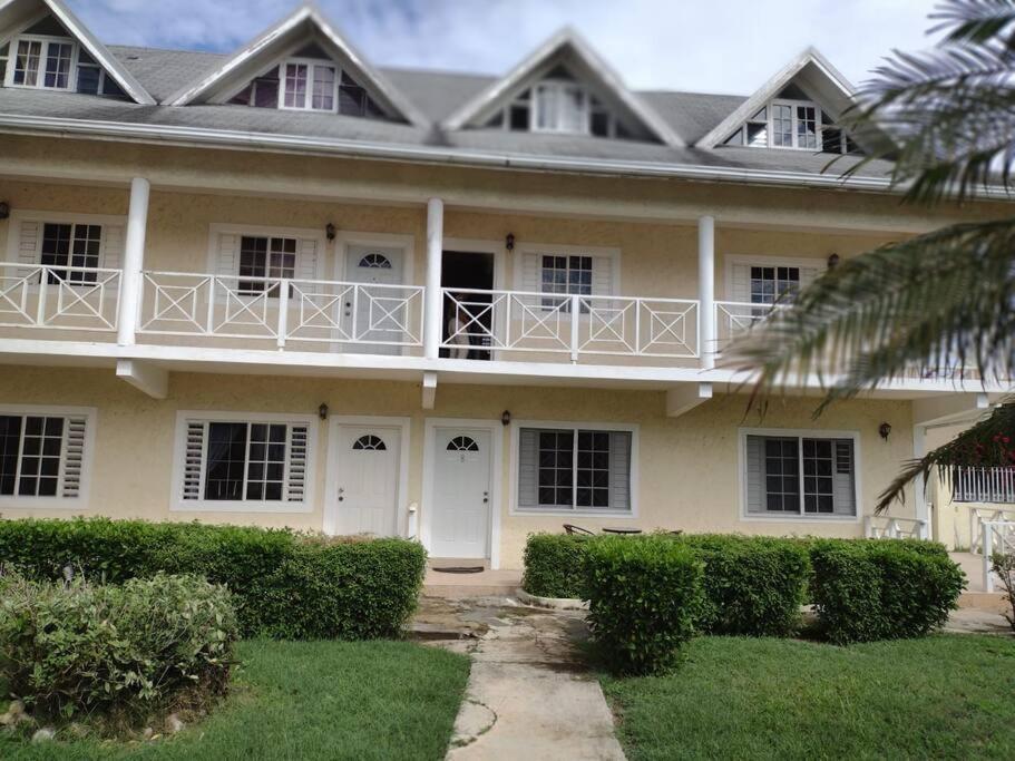 Club Caribbean Apartments Runaway Bay Esterno foto