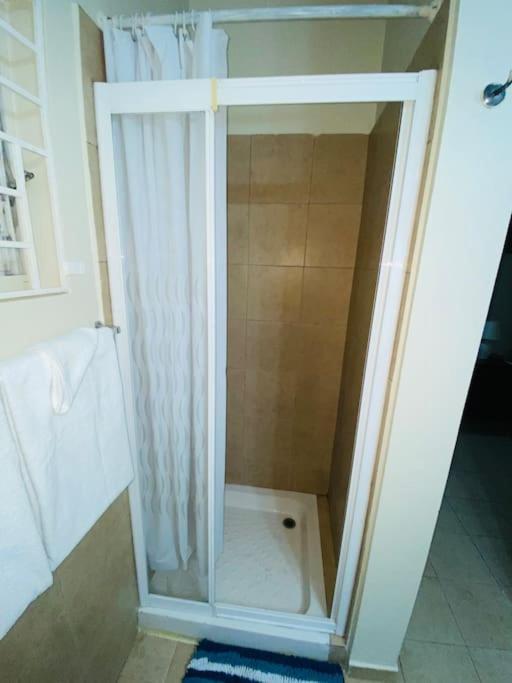 Club Caribbean Apartments Runaway Bay Esterno foto