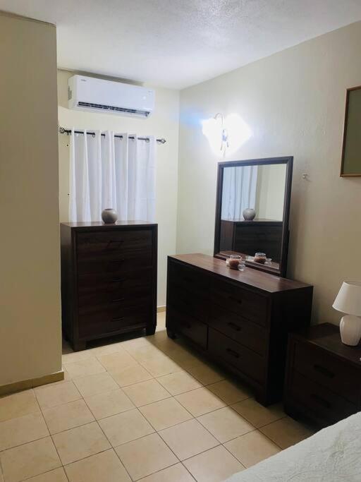 Club Caribbean Apartments Runaway Bay Esterno foto