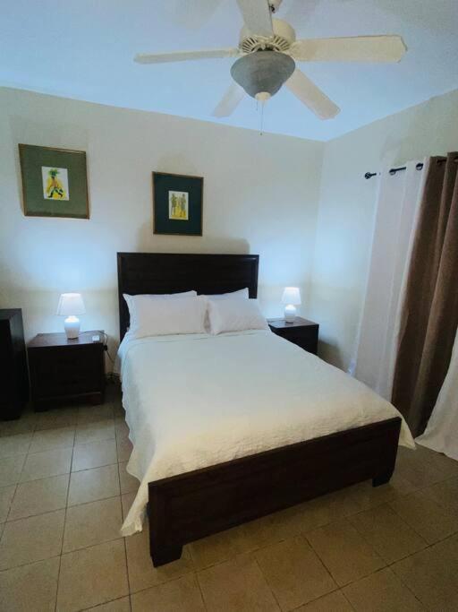 Club Caribbean Apartments Runaway Bay Esterno foto