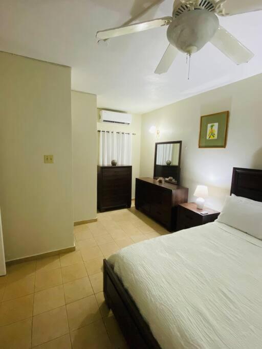 Club Caribbean Apartments Runaway Bay Esterno foto
