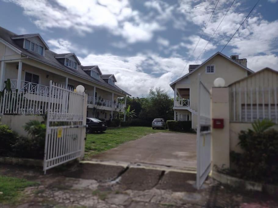 Club Caribbean Apartments Runaway Bay Esterno foto