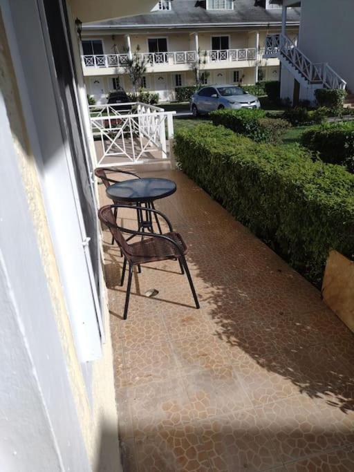 Club Caribbean Apartments Runaway Bay Esterno foto